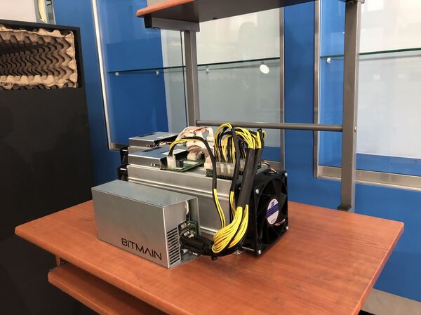 En Venezuela, el bajo precio de la energía hace que se puedan minar criptomonedas de manera más económica que en otros sitios - Sputnik Mundo