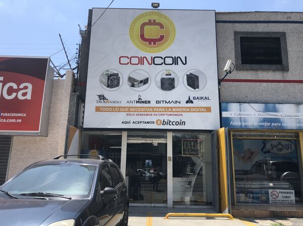 En Caracas hay tiendas como esta, dedicadas a proveer lo necesario para minar criptomonedas - Sputnik Mundo