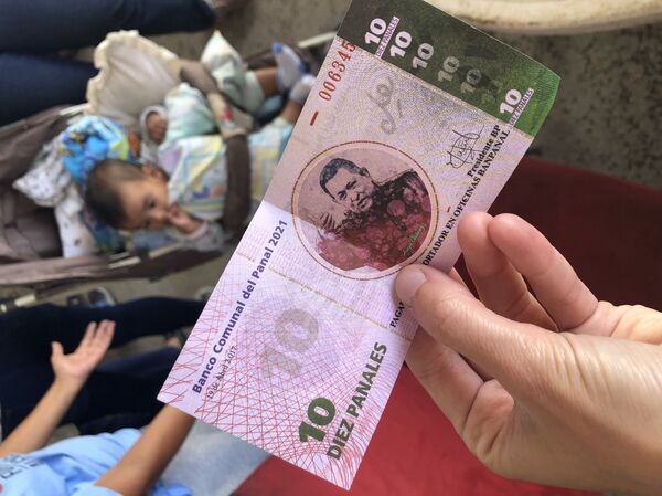 A la par de las criptomonedas, hay otras iniciativas, como las monedas comunitarias. En este caso, el panal. - Sputnik Mundo