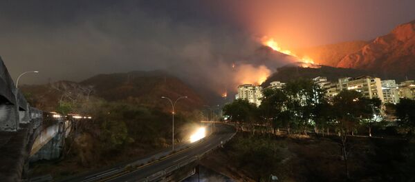 El incendio en la montaña Waraira Repano en Caracas, Venezuela - Sputnik Mundo