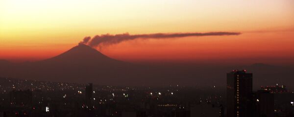 El volcan Popocatépetl visto desde Ciudad de México (archivo) - Sputnik Mundo
