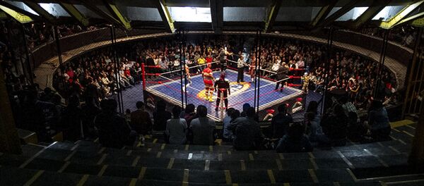 Ciudad de México. Arena Coliseo y sus espectadores durante la semifinal del “sábado retro” del Consejo Mundial de Lucha Libre en marzo de 2019 - Sputnik Mundo