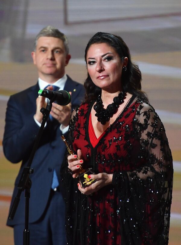 La cantante de ópera Montserrat Martí, hija de Montserrat Caballé, recibe su premio - Sputnik Mundo