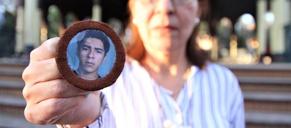 Ciudad de México. Ana Enamorado muestra la foto de su hijo Oscar López Enamorado quien salió de San Pedro Sula, Honduras, en 2008 y se comunicó por última vez en enero de 2010, desde Jalisco. - Sputnik Mundo