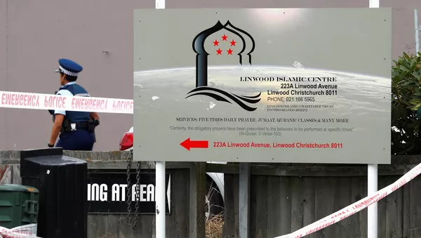 Un policía en el lugar del ataque a las mezquitas en Christchurch, Nueva Zelanda - Sputnik Mundo