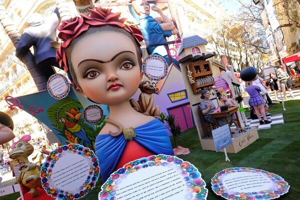 La figura de Frida Kahlo, en plenas Fallas de Valencia (España) - Sputnik Mundo