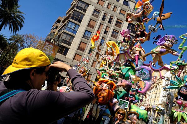 Los ninots, durante las Fallas de Valencia (España) - Sputnik Mundo