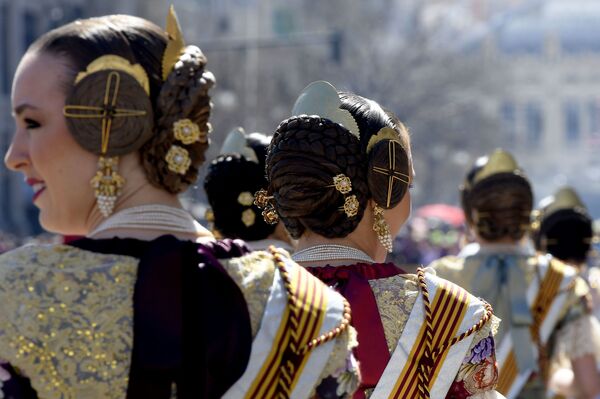 Participantes en las Fallas de Valencia (España) - Sputnik Mundo