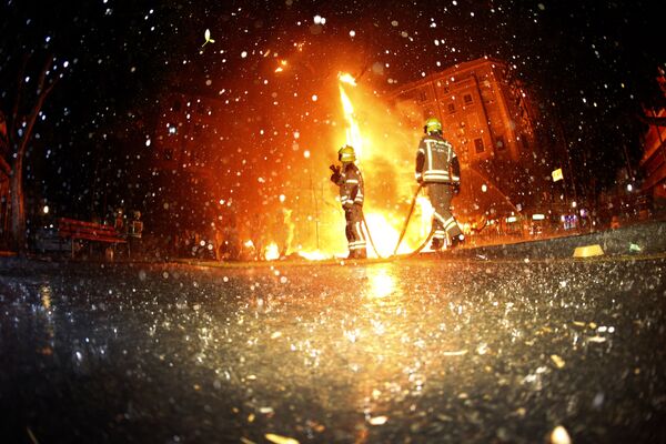 Así apagan el fuego de los ninots quemados en plenas fallas de Valencia (España) - Sputnik Mundo