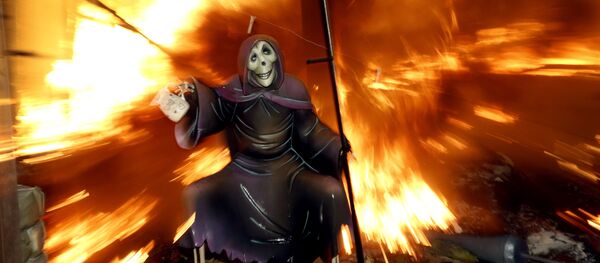 Сожжение фигуры на фестивале Фальяс в Испании - Sputnik Mundo