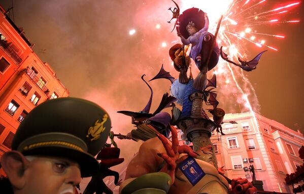 La quema de los ninots durante las Fallas de Valencia (España) - Sputnik Mundo