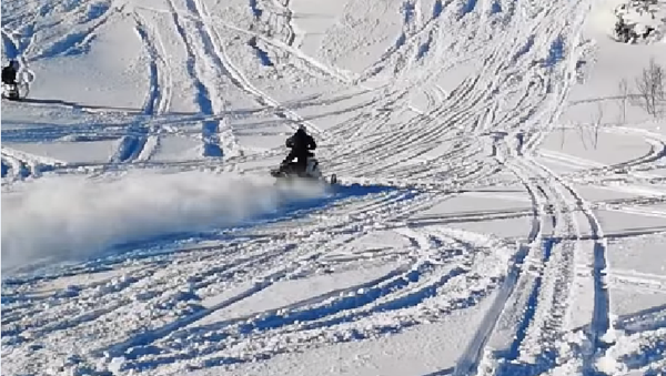 Sale volando por los aires a bordo de una moto de nieve a toda velocidad - Sputnik Mundo