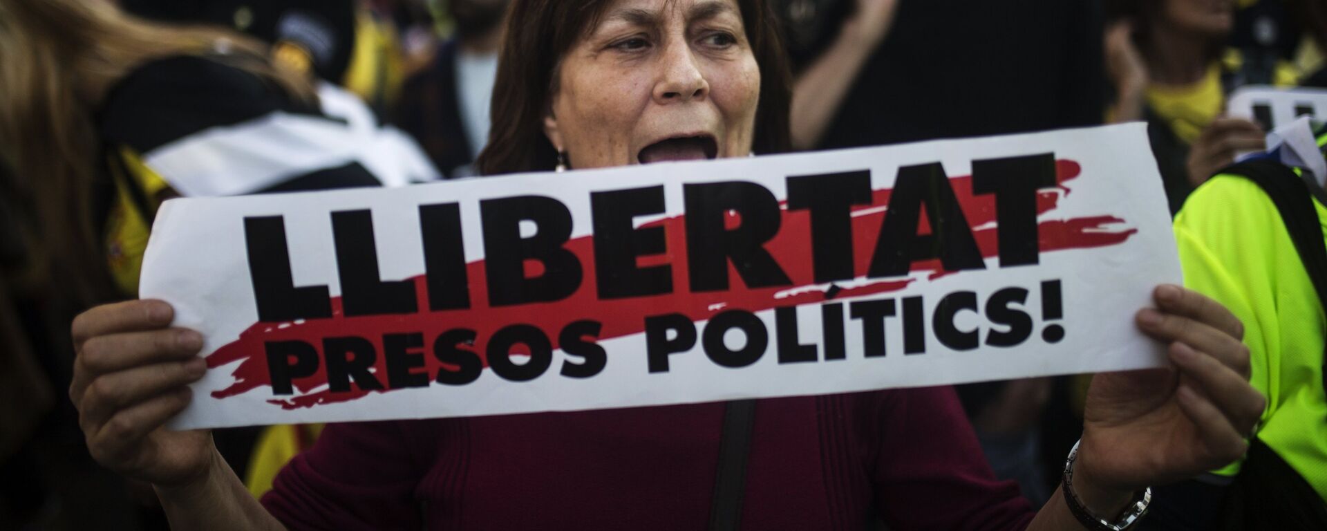 Una mujer con la pancarta a favor de libertad de presos independentistas catalanes - Sputnik Mundo, 1920, 21.06.2021