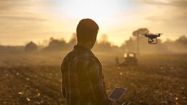 Un hombre lanzando un dron - Sputnik Mundo