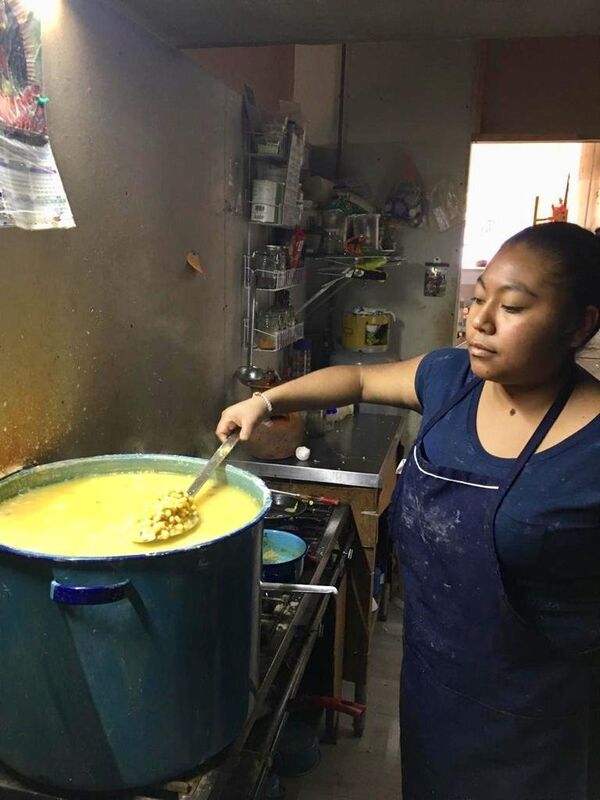 Así se preparan alimentos en la cocina de la tortillería orgánica Cintli Así se preparan alimentos en la cocina de la tortillería orgánica Cintli - Sputnik Mundo