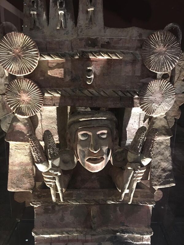 La diosa Chicomecóatl, representada con mazorcas La diosa Chicomecóatl, representada con mazorcas - Sputnik Mundo
