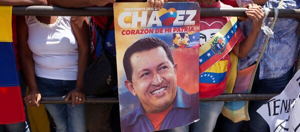 Partidarios de Nicolás Maduro con la imagen de Hugo Chávez - Sputnik Mundo