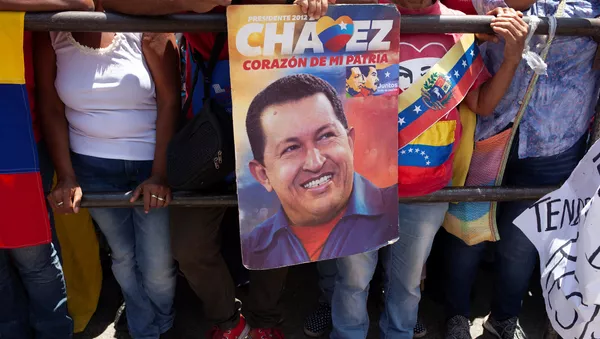 Partidarios de Nicolás Maduro con la imagen de Hugo Chávez