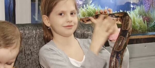 La rusa que cree que las serpientes curan el asma - Sputnik Mundo