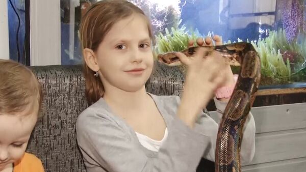 La rusa que cree que las serpientes curan el asma - Sputnik Mundo