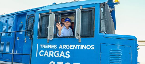 El presidente de Argentina, Mauricio Macri, a bordo de una locomotora - Sputnik Mundo