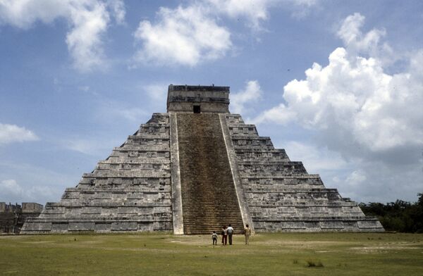El templo de Kukulcán, en Chichén Itzá, uno de los complejos arqueológicos mayas más importantes de México - Sputnik Mundo