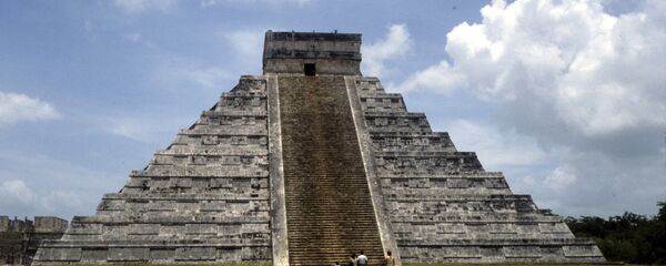 El templo de Kukulcán, en Chichén Itzá, uno de los complejos arqueológicos mayas más importantes de México El templo de Kukulcán, en Chichén Itzá, uno de los complejos arqueológicos mayas más importantes de México - Sputnik Mundo