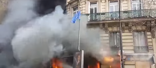 Una mujer y su bebé casi mueren en el fuego provocado por los 'chalecos amarillos' - Sputnik Mundo