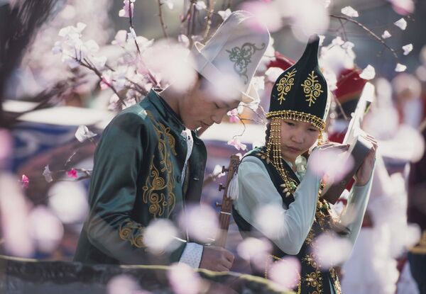 Los jóvenes en los trajes tradicionales celebran 'Novruz' en Biskek, la capital de Kirguistán - Sputnik Mundo