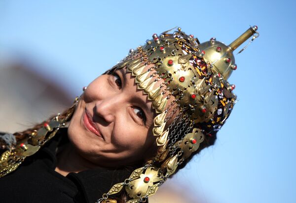 Una chica en un tocado tradicional de Tartaristán - Sputnik Mundo