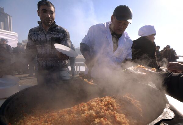 Los hombres cocinan pilaf tradicional durante la celebración de 'Novruz' en Kazán, Tartaristán - Sputnik Mundo