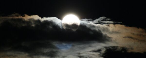 La luna entre las nubes - Sputnik Mundo
