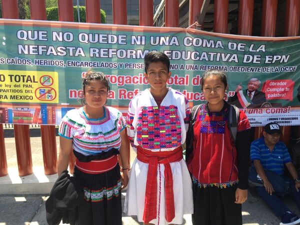 Luis, en el centro, es un estudiante de una escuela normal de Chiapas. Él y sus colegas reclaman que se respeten los derechos de los pueblos originarios en el sistema educativo, más allá de los requerimientos de la OCDE a partir de los magros resultados de México en las pruebas PISA. Luis, en el centro, es un estudiante de una escuela normal de Chiapas. Él y sus colegas reclaman que se respeten los derechos de los pueblos originarios en el sistema educativo, más allá de los requerimientos de la OCDE a partir de los magros resultados de México en las pruebas PISA. - Sputnik Mundo