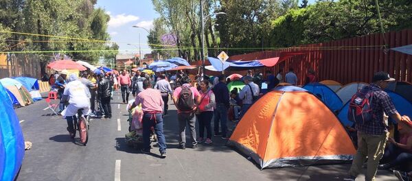 Tiendas de campaña, carteles y protestas: así se vieron bloqueadas las inmediaciones del Palacio Legislativo de San Lázaro, en Ciudad de México, a raíz de los reclamos de docentes, estudiantes e indígenas. Tiendas de campaña, carteles y protestas: así se vieron bloqueadas las inmediaciones del Palacio Legislativo de San Lázaro, en Ciudad de México, a raíz de los reclamos de docentes, estudiantes e indígenas. - Sputnik Mundo