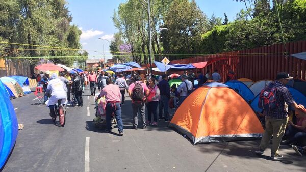 Tiendas de campaña, carteles y protestas: así se vieron bloqueadas las inmediaciones del Palacio Legislativo de San Lázaro, en Ciudad de México, a raíz de los reclamos de docentes, estudiantes e indígenas. - Sputnik Mundo