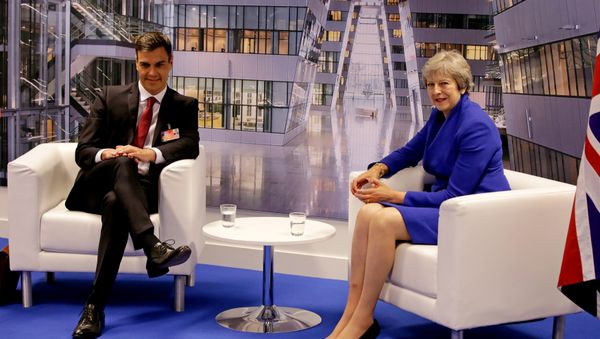 El presidente del Gobierno español, Pedro Sánchez, y la primera ministra británica, Theresa May El presidente del Gobierno español, Pedro Sánchez, y la primera ministra británica, Theresa May - Sputnik Mundo