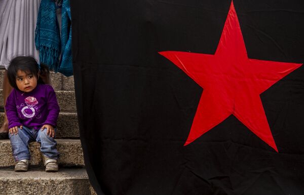 Ciudad de México. Niña junto a una bandera con la estrella roja en una manifestación en solidaridad con las huelgas en Matamoros. - Sputnik Mundo