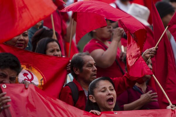 Ciudad de México. Mujer del Partido Comunista Mexicano en la marcha en apoyo a las huelgas en Matamoros. - Sputnik Mundo