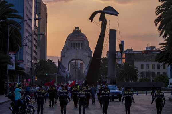 Ciudad de México. Policías vigilan a mujeres la marcha en apoyo a las huelgas en Matamoros. - Sputnik Mundo