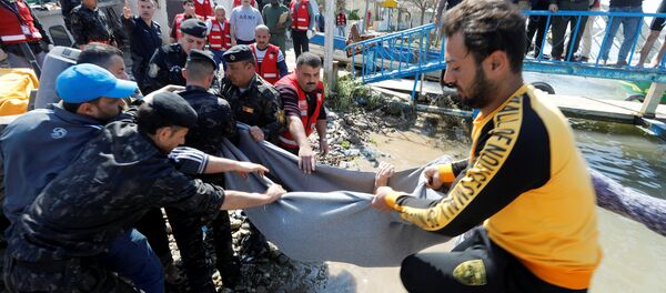 Rescate tras del hundimiento de un ferry en Mosul, Irak - Sputnik Mundo
