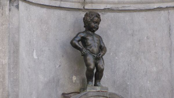 Estatuilla Mannekin Pis, símbolo de Bruselas - Sputnik Mundo