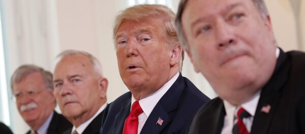 Altos funcionarios de la Administración Trump, de izquierda a derecha: el asesor de seguridad, John Bolton; el embajador de EEUU en Finlandia, Robert Frank Pence; el presidente de EEUU Donald Trump; el secretario de estado, Mike Pompeo (archivo) Altos funcionarios de la Administración Trump, de izquierda a derecha: el asesor de seguridad, John Bolton; el embajador de EEUU en Finlandia, Robert Frank Pence; el presidente de EEUU Donald Trump; el secretario de estado, Mike Pompeo (archivo) - Sputnik Mundo