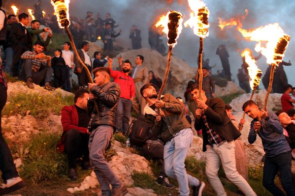 Las mejores fotos de la semana: un carnaval en bañadores, patinaje artístico y el concurso Miss Rusia - Sputnik Mundo