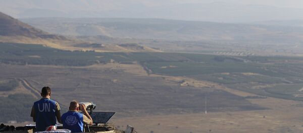 Inspectores de la ONU observan los Altos del Golán (archivo) - Sputnik Mundo