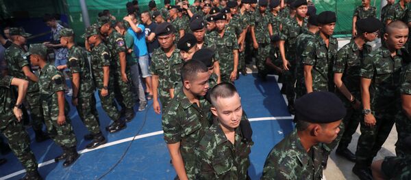 Soldados hacen filas para votar en las elecciones generales de Tailandia el 24 de marzo de 2019 - Sputnik Mundo