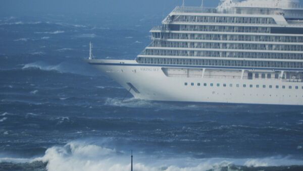 El crucero Viking Sky navega hacia tierra tras una avería del motor - Sputnik Mundo