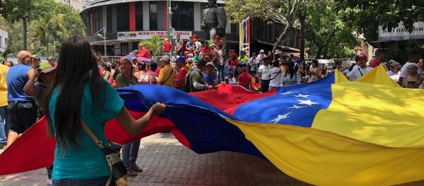 La bandera de Venezuela en la marcha chavista - Sputnik Mundo