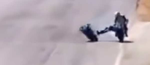 Dos pilotos de motociclismo se caen a 'trompadas' en plena pista durante una carrera - Sputnik Mundo