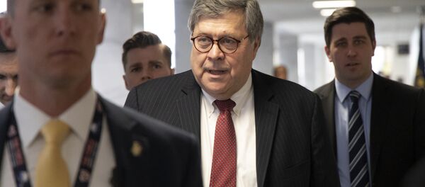 Bill Barr (centro), fiscal general de EEUU Bill Barr (centro), fiscal general de EEUU - Sputnik Mundo