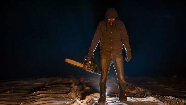 Un hombre con una motosierra - Sputnik Mundo